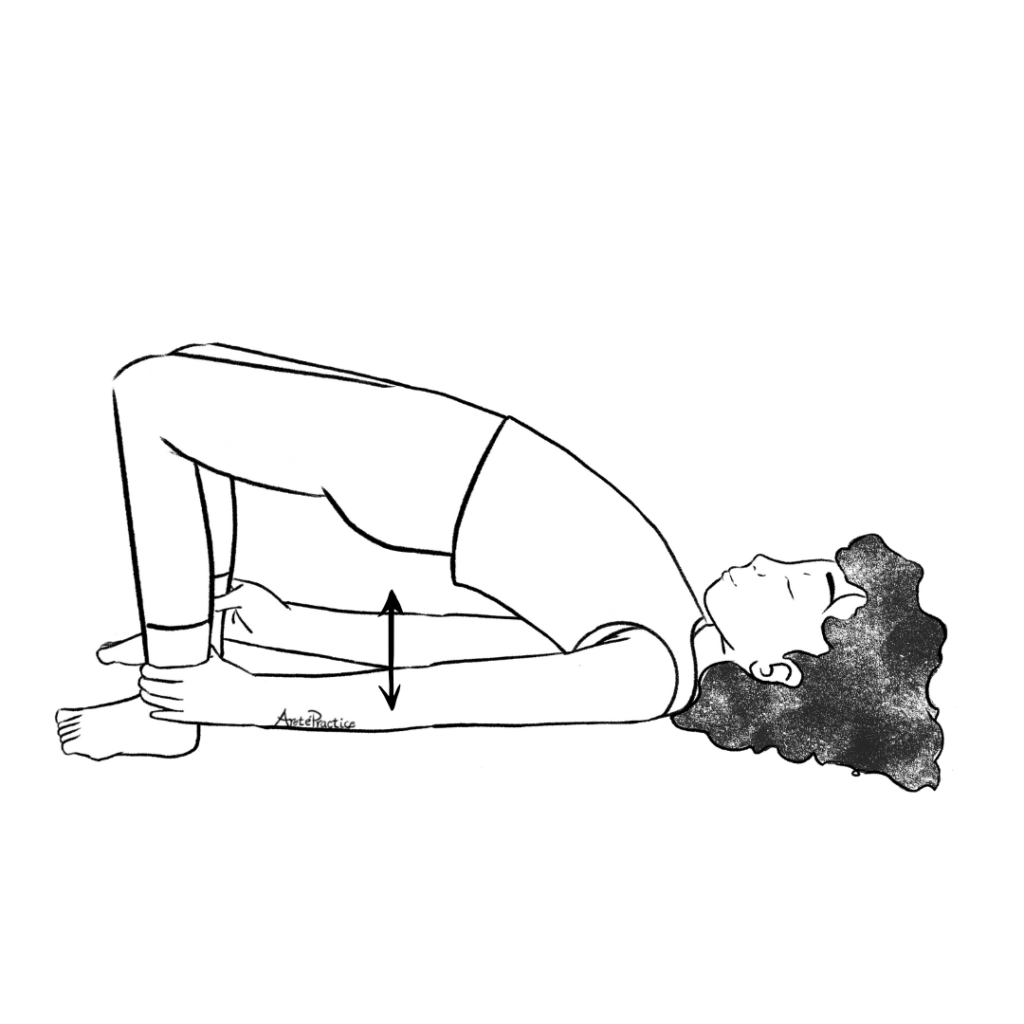 Ilustración de Susan tumbada boca arriba con las rodillas dobladas y las plantas de los pies apoyadas en el suelo cerca de las nalgas, realizando elevaciones pélvicas.